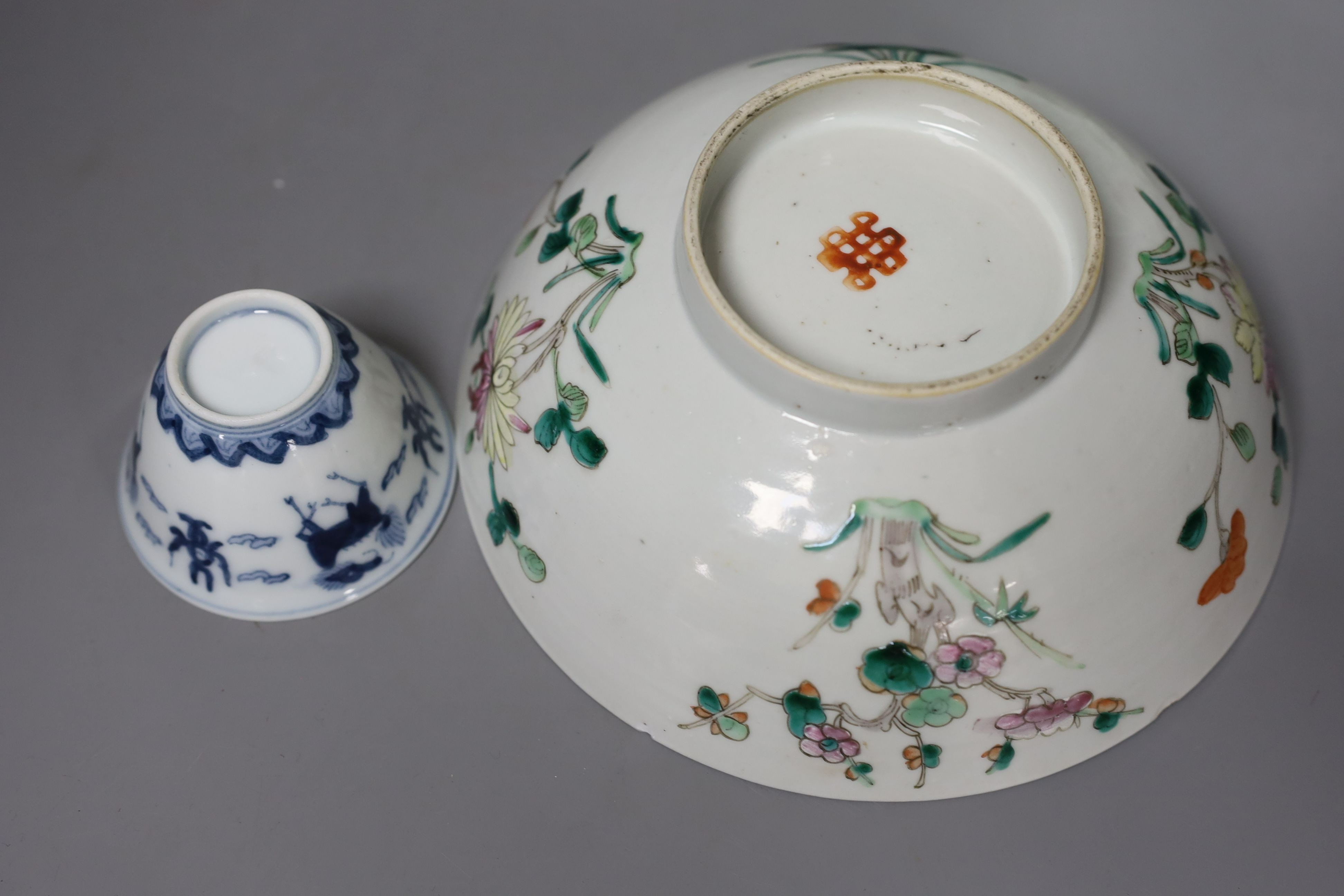 A Chinese famille rose plate and an assortment of four other Chinese ceramics and a wash basin (6)